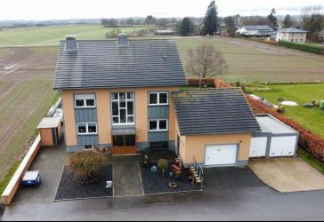 Direkt einziehen - Schönes Zweifamilienhaus in Karlshausen