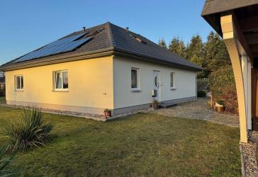 Großzügiger Bungalow mit zusätzlicher Wohnfläche im Dachgeschoss