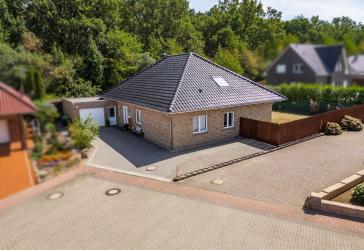 Purer Wohnkomfort: Großzügiger Bungalow mit Traumgarten in bester Lage von Steinfeld!