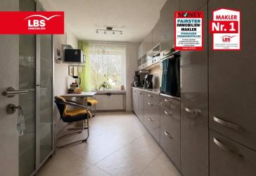 Erdgeschosswohnung mit Garten und zwei Garagen