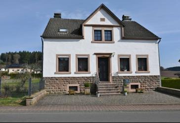 **Charmantes Eifelhaus mit Garten und Doppelgarage**