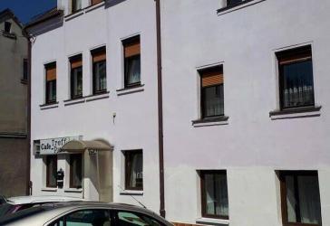 Zweifamilienhaus mit Cafe-/Gewerbe im Erdgeschoss- zentrale Lage in REHAU!