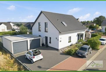 + 5PLUS + MODERN. VIELSEITIG. NATURNAH: FREISTEHENDES WOHNGLÜCK MIT EINLIEGERWOHNUNG IN VOSSENACK +