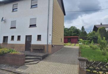 Sackgassenlage: Doppelhaushälfte mit Balkon, Garten, Garage, Stellplätze und großen Wiesengrundstück in St. Wendel, Hoof