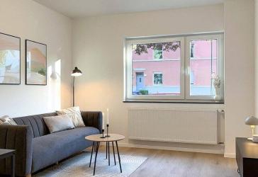 Kernsaniert & sofort bezugsfrei! Zentrale 2,5 Zi. EG-Wohnung mit Keller - für Senioren, Paare, WG