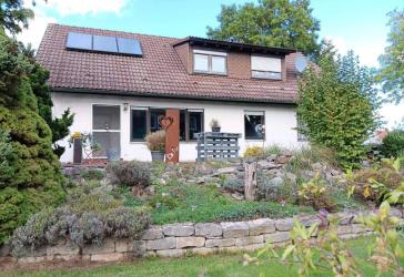 Verwirklichen Sie Ihren Traum von den eigenen 4 Wänden, auf einem Traumhaft schön angelegtem Garten mit Gartenhaus