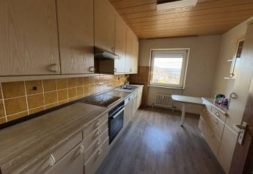 RESERVIERT |Renovierungsbedürftige 4 Zimmerwohnung mit Garage, sofort frei