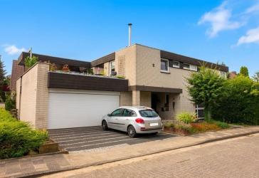 Hoya: Attraktives Dreifamilienhaus mit Penthousewohnung und Dachterrasse