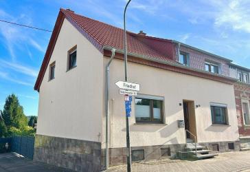 Gepflegte Doppelhaushälfte mit großem Garten und Balkon in Neunkirchen-Kohlhof