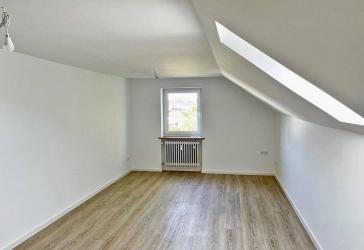 Helle 3-Zimmer-Dachgeschosswohnung in München-Allach mit Stellplatz und eigenem Gartenanteil