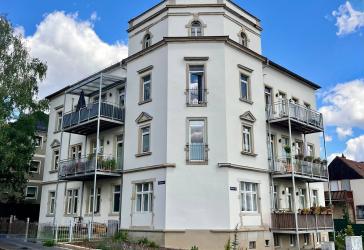 Provisionsfrei!! Neuwertig - vollständig renovierte 3 Raumwohnung mit Balkon und Blick über die Stadt.