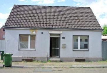 Freistehendes Einfamilien-Haus mit großem Baugrund