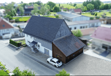 Wohnqualität für Familien: Modernisiertes Zweifamilienhaus mit Ausbaureserve
