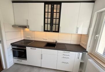Erstbezug nach Komplettsanierung, 4-Zimmer-Wohnung mit Fensterbad, EBK, Balkon und Einzelgarage in der Innenstadt von Kitzingen ab sofort verfügbar