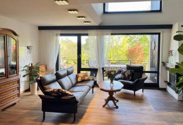 Großzügige Galerie-Wohnung für Familien - viel Licht, Platz & Top-Zustand