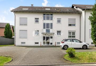 Gepflegtes Mehrfamilienhaus mit sechs Wohneinheiten und Stellplätzen