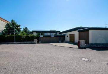 Wohnen und Gewerbe unter einem Dach, dazu 7 Garagenplätze und ein großes Grundstück.