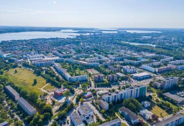 Vermietete Immobilie mit zwei Gewerbeeinheiten und einer Eigentumswohnung