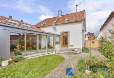 ** Dornröschen (leicht lädiert) ** sucht Prinzenfamilie! EFH in Haus/Hof-Bauweise