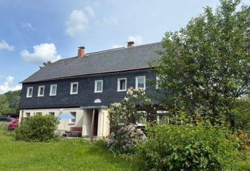 Geräumiges Familienhaus mit Garten in Schönbach