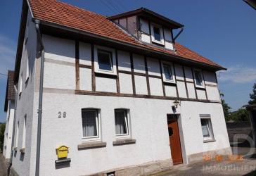 Heldra - freistehendes Einfamilienhaus mit drei unterkellerten Garagen und Potential zum Neubau EFH