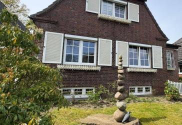 Charmantes Schätzchen: stilvolles Haus mit viel Platz, Garage + 2 Stp. - top gepflegt!