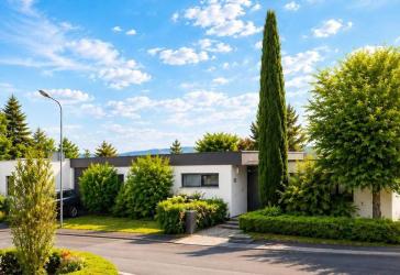 Architekten-Bungalow mit Panoramablick in begehrter Höhenlage von Würzburg. Perfekt für das Familienglück!