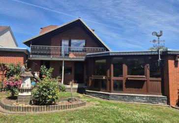 Charmantes Einfamilienhaus mit traumhaftem Südgarten, Wintergarten und Doppelgarage