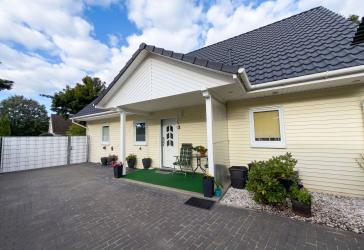 Gepflegtes Familienglück im Grünen – Freistehendes Einfamilienhaus mit Carport, Gartenteich & moderner Heiztechnik in Rastow