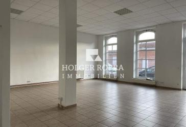 Geräumiger Gewerbe-/Büro-/Praxisraum in bester Lage und großem Parkplatz