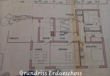 1 bis 2 Familienhaus mit großem Garten