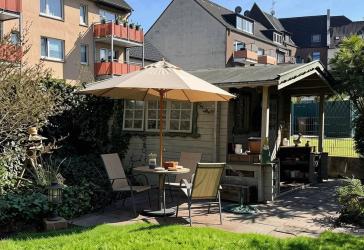 Stadtwohnung mit Garten, Garage und Wellnessbereich