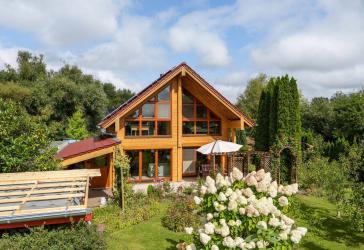 Modernste Natürlichkeit - Energetisch autarkes Blockhaus mit idyllischem Garten