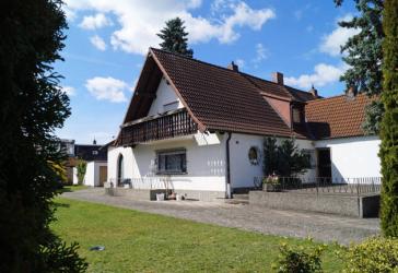Zirndorf: Kleines Einfamilienhäuschen mit Doppelgarage auf ca. 720m² Grundstück mit Potential