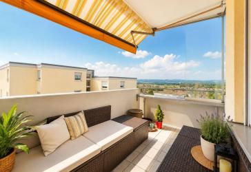 Lichtdurchflutete 4-Zimmer-Wohnung mit Panoramaausblick, zwei Balkonen und Garage in Baindt