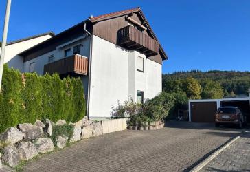 Modernisierte 4-Zimmer-Wohnung mit hochwertiger Einbauküche, Garage und Stellplatz – direkt bei der Grundschule