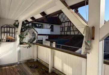 Denkmalgeschütztes Stadthaus im sanierungsbedürftigen Zustand