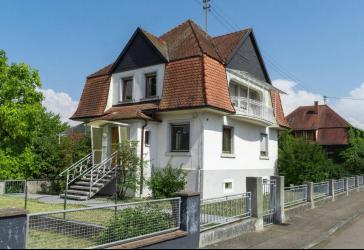 Villenartiges Einfamilienhaus auf großzügigem Grundstück mit zusätzlicher Bebauungsmöglichkeit