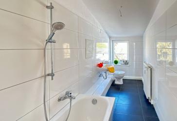 Geräumigiges Familiendomizil im DG mit Einbauküche, Wannenbad und Balkon