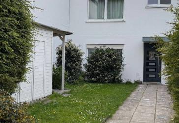 Modernes kernsaniertes Reihenhaus mit Garten von Privat