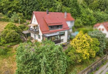 Attraktiver Angebotspreis: Gepflegtes 2-Familienhaus mit Doppelgarage in schöner Aussichtslage