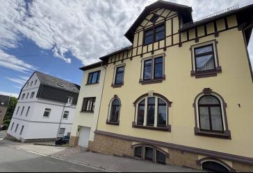 Geräumiges Mehrfamilienhaus mit Anbau und Gewerbehalle - ideal für vielfältige Nutzungsmöglichkeiten.