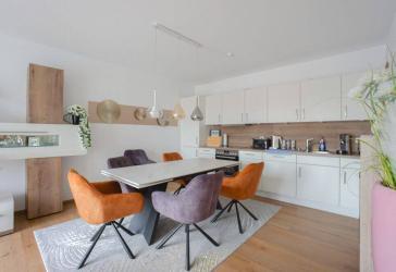 Schöne 3-Zi.-Wohnung mit großem Balkon, moderner Küche, Aufzug, Tiefgarage & XXL-Dusche