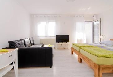 1 Zimmer Apartment komplett möbliert mit Balkon und Badewanne