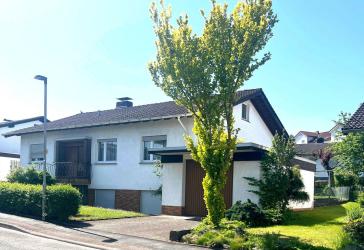 Familienfreundliches Wohnhaus mit Wintergarten, Garage, einem schönen Garten und Ausbaureserve