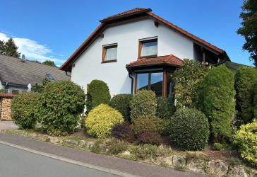 Provisionsfrei: Gepflegtes Einfamilienhaus mit Keller und Garage plus 735 m² Baugrundstück mit Kota, Badeteich und Wohnmobil-Carport im Gesamtpaket!