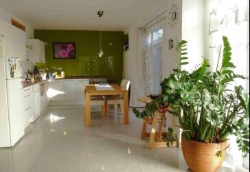 Wohntraum über 2 Ebenen mit Terrasse und kleiner Grünfläche innerhalb der Wälle!
