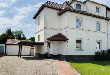 Charmante Zweifamilienhaus-Doppelhaushälfte mit großem Grundstück, ausgebautem Spitzboden und zwei Garagen