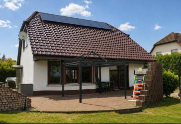 Modernes Einfamilienhaus mit Photovoltaikanlage, Pool und Doppelgarage - Einziehen & Wohlfühlen