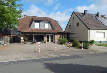 RESERVIERT Wohnkomplex: Einfamilienhaus mit Gewerbeeinheit, zwei Garagen, 3 Stellplätze // Doppelhaushälfte mit Garage und Lagerhalle